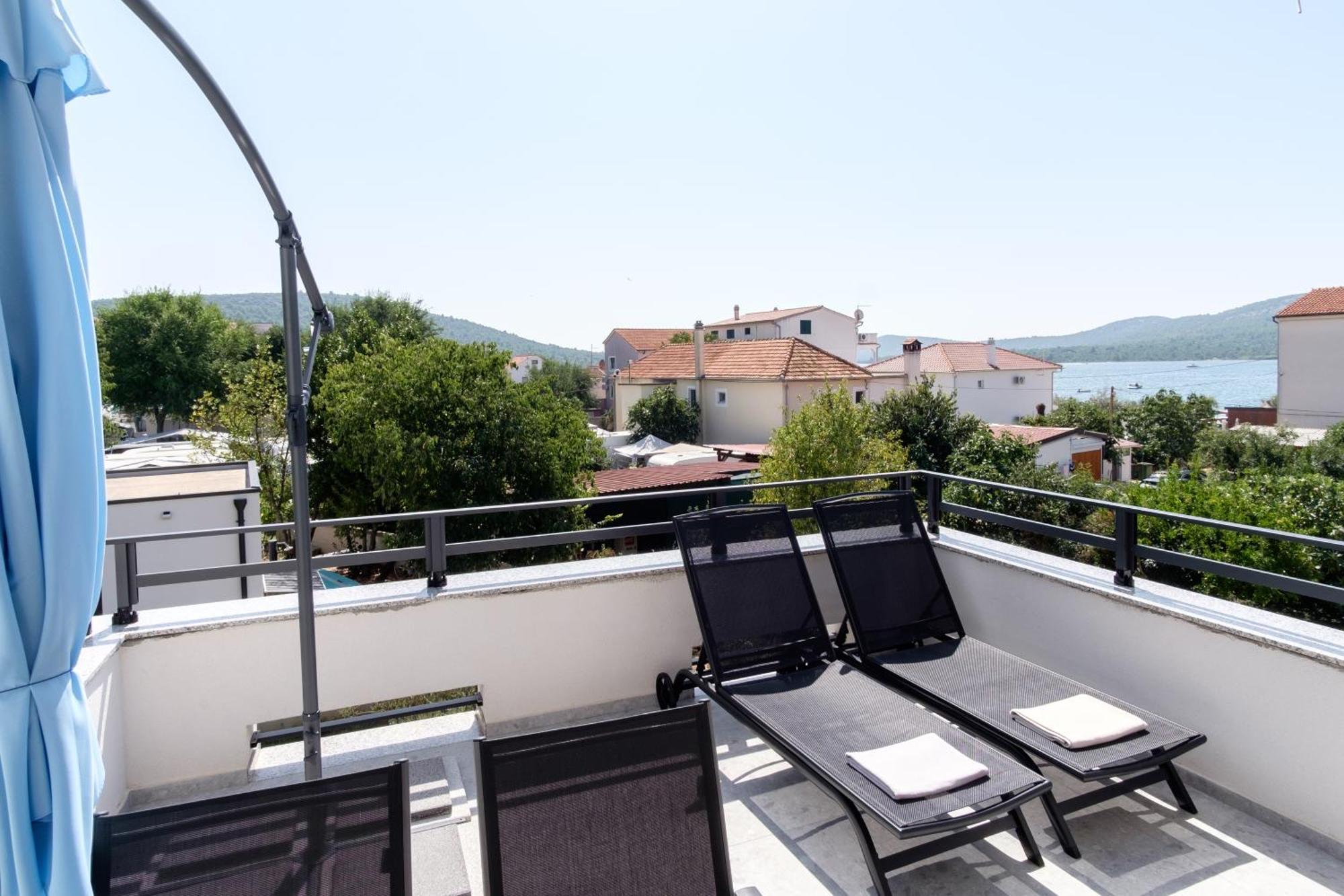 Apartments Grape Pirovac Exterior foto